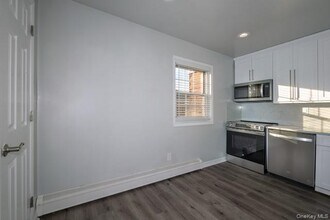 140 Sussex Pl in Bohemia, NY - Building Photo - Building Photo