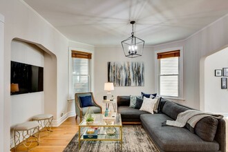 2108 W Addison St, Unit 1 in Chicago, IL - Foto de edificio - Building Photo