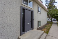 1911 27 St SW in Calgary, AB - Building Photo - Building Photo