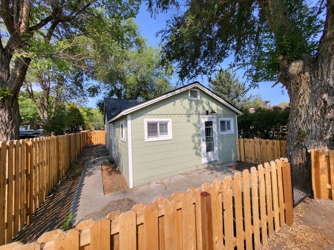 property at 204-208-208-204-208-202 N Harbin Ave