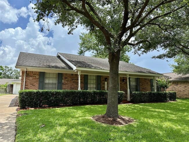 5818 Birchmont Dr in Houston, TX - Building Photo - Building Photo