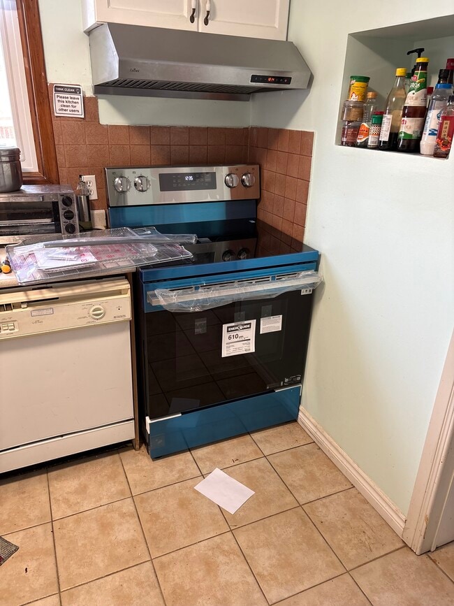 24 Ward Av in Hamilton, ON - Building Photo - Building Photo