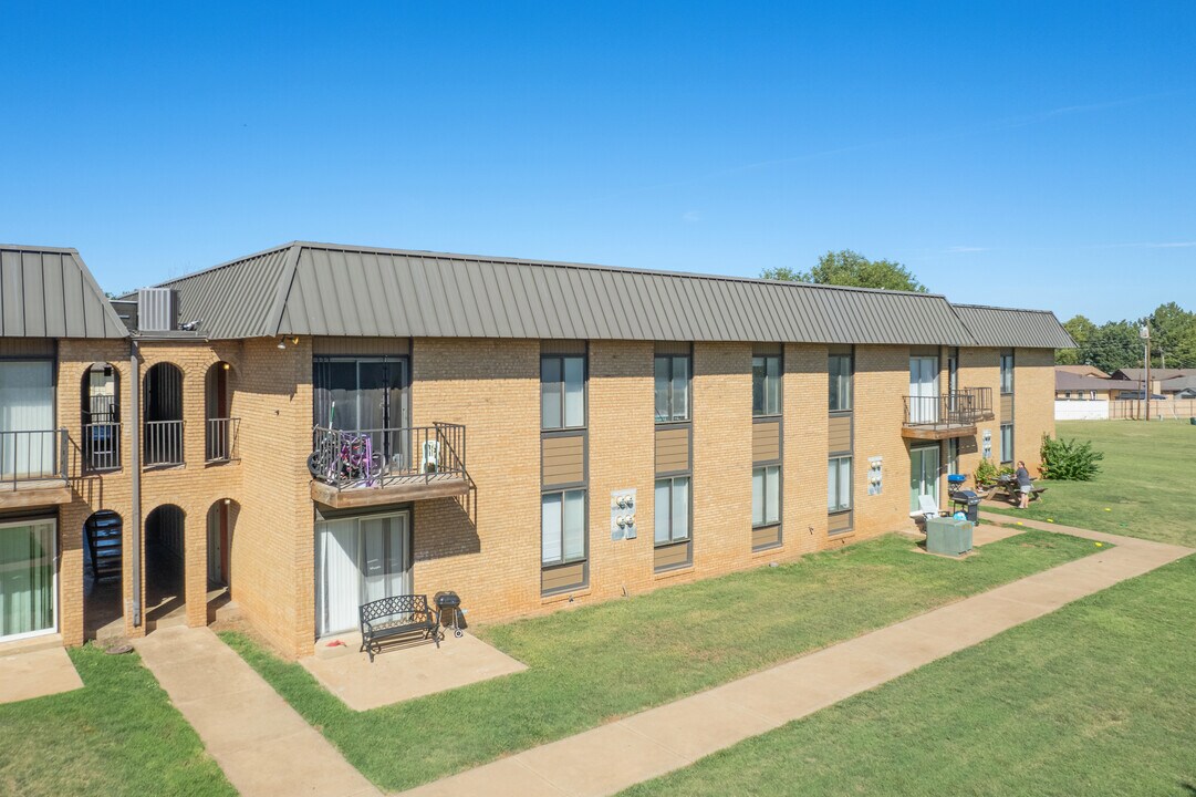 Coronado Apartments in Clinton, OK - Foto de edificio