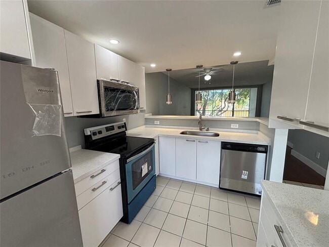 6000 NW 64th Ave in Fort Lauderdale, FL - Building Photo - Building Photo