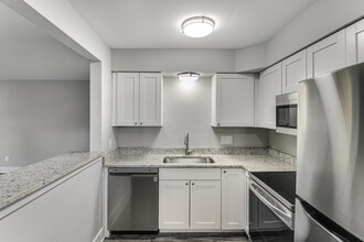 Wilshire Apartments in Lansing, MI - Foto de edificio - Building Photo