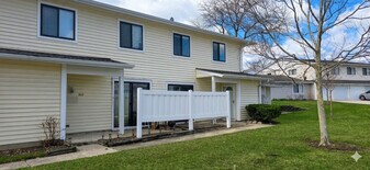 325 Bayview Point in Schaumburg, IL - Building Photo