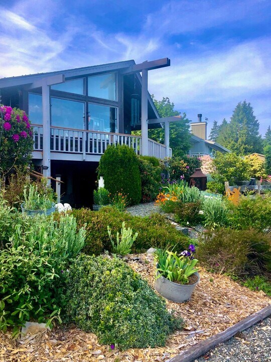 240 Elwha Dr in La Conner, WA - Building Photo