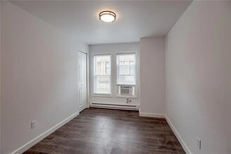 207 E Cedar St, Unit #1 in Olathe, KS - Foto de edificio - Building Photo
