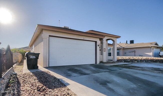 233 Lago Claro Dr in Horizon City, TX - Building Photo - Building Photo