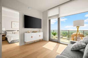 44 East Ave in Austin, TX - Building Photo