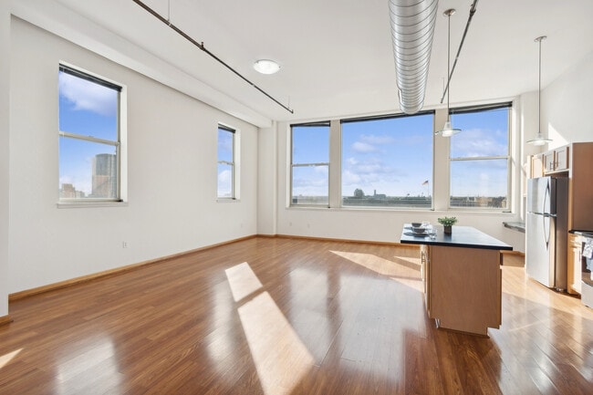 Boston Lofts in Milwaukee, WI - Foto de edificio - Building Photo