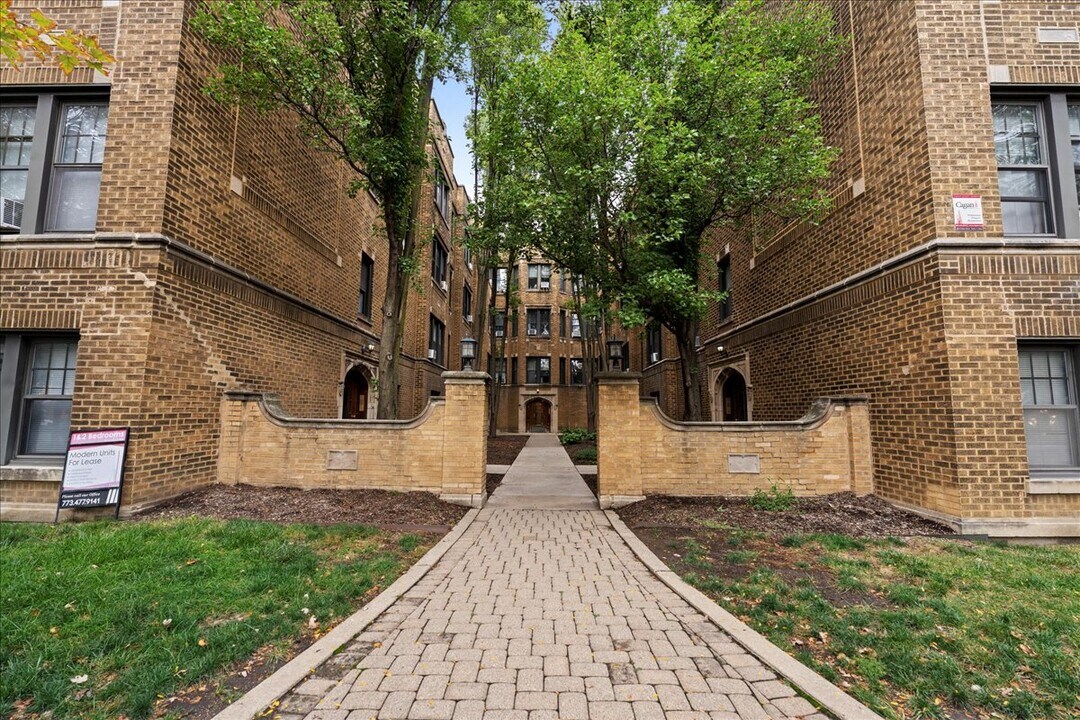 2348 W Addison St in Chicago, IL - Building Photo