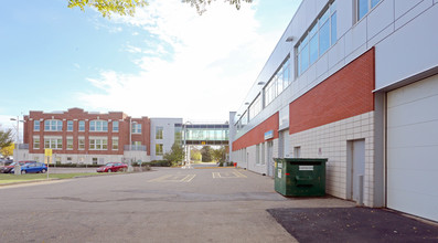 Commonwealth Pointe II in Edmonton, AB - Building Photo - Building Photo