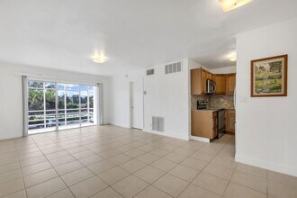 2970 NE 16th Ave, Unit 211 in Oakland Park, FL - Building Photo - Building Photo