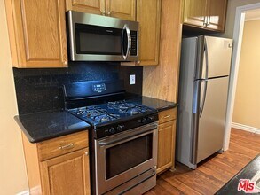 2141 S Bentley Ave in Los Angeles, CA - Building Photo - Building Photo