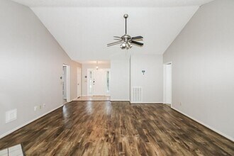 1602 Clear Valley Dr in Houston, TX - Building Photo - Building Photo