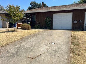 9088 Salmon Falls Dr in Sacramento, CA - Building Photo - Building Photo