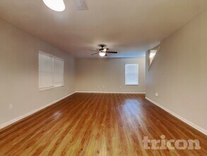 3799 Crossline Dr in Spring Hill, FL - Foto de edificio - Building Photo