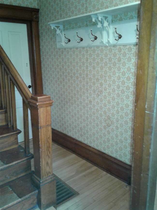 917 Oxford Ave, Unit Upper South