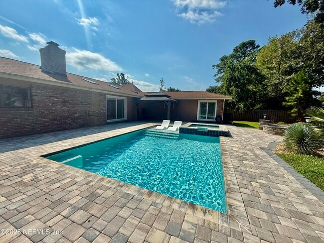 366 Perthshire Dr