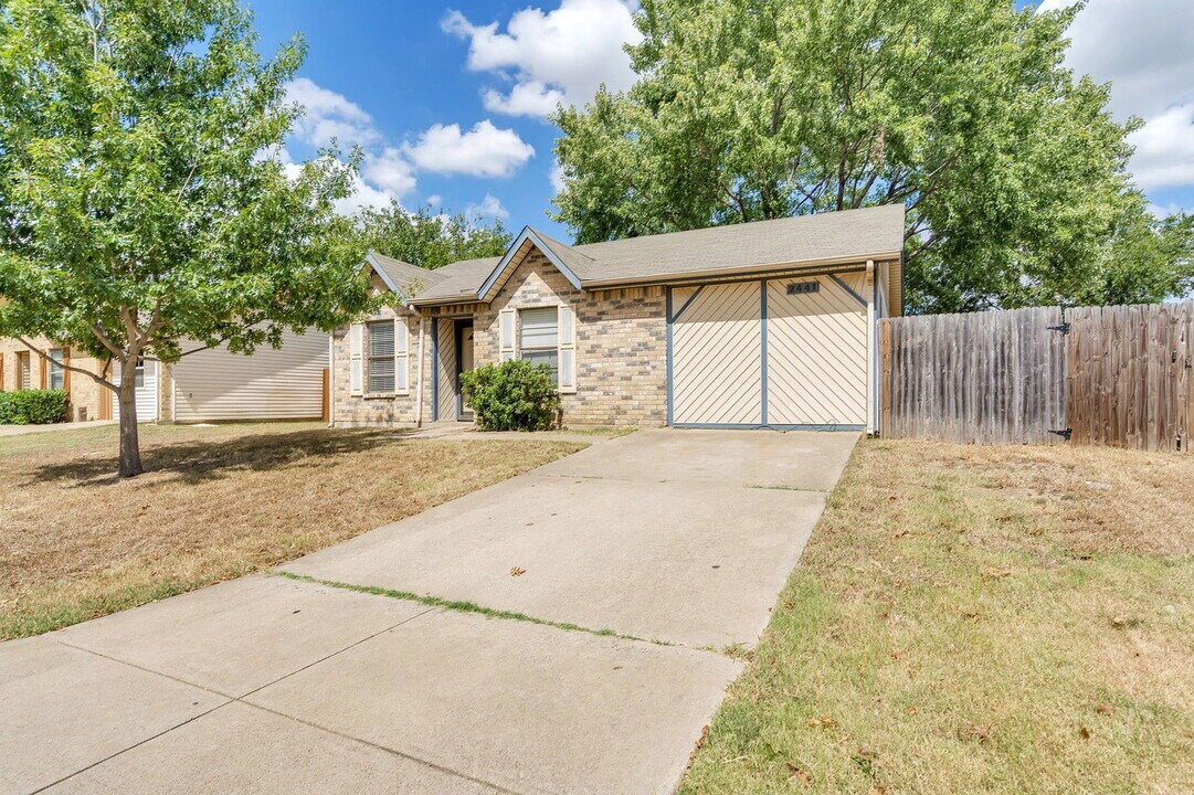 2441 Sweetwood Dr in Fort Worth, TX - Building Photo
