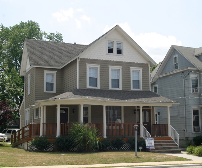 45 Riverside Ave in Red Bank, NJ - Foto de edificio - Building Photo