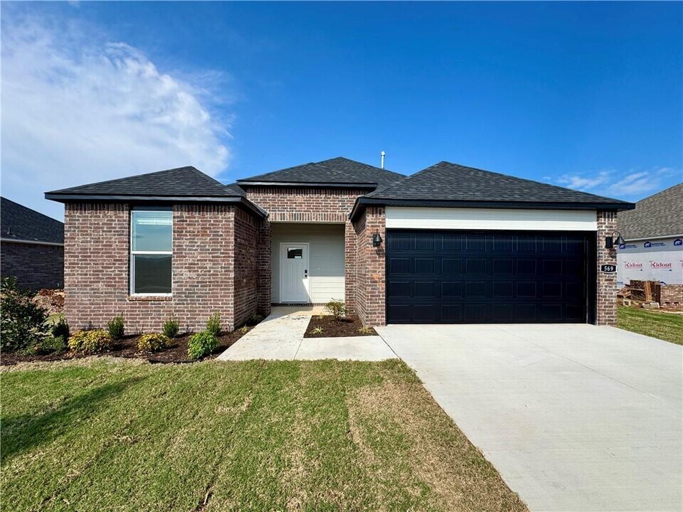 569 W Canada Dr in Farmington, AR - Building Photo