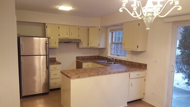 2132 Rugen Rd, Unit c in Glenview, IL - Foto de edificio - Building Photo