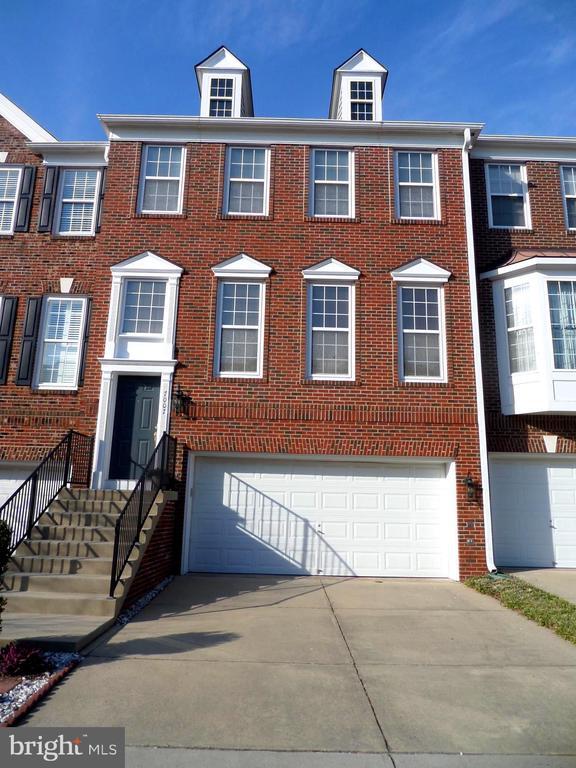 property at 7007 Courtyard Way