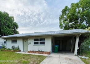 603 Magnolia Ave in Crescent City, FL - Building Photo