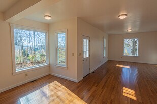 10 Cottage St in Mount Vernon, OH - Building Photo