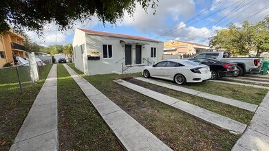 2165 NW 23rd St, Unit 2 in Miami, FL - Foto de edificio - Building Photo