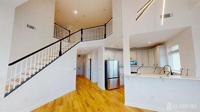 6406 Fernandez Ct in Sayreville, NJ - Building Photo - Building Photo