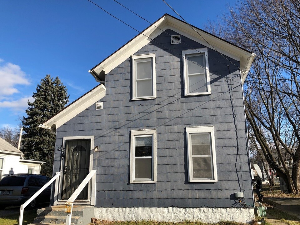387 Cleveland St in Akron, OH - Building Photo