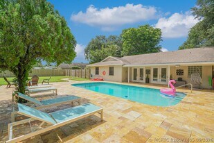 166 Old Country Rd S in Wellington, FL - Building Photo