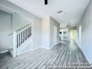 335 S San Eduardo Ave in San Antonio, TX - Building Photo - Building Photo