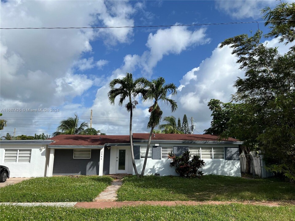 2565 NE 214th St in Miami, FL - Building Photo