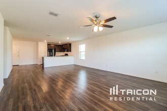 1008 Lady Bird St in Ennis, TX - Building Photo - Building Photo
