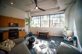 2220 Canton St, Unit 110 in Dallas, TX - Foto de edificio - Building Photo