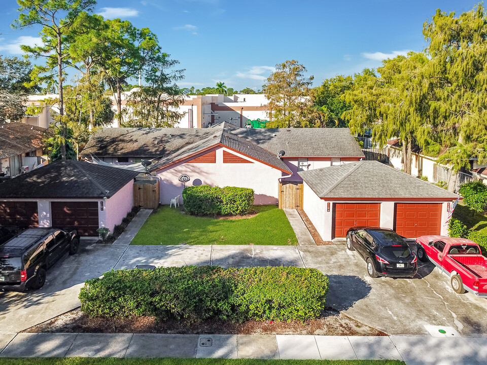 1187 Hyacinth Pl in Wellington, FL - Building Photo