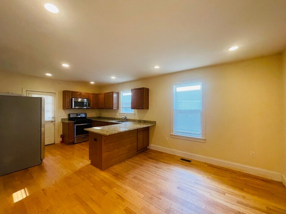 35 Pratt St, Unit 1A in Boston, MA - Building Photo