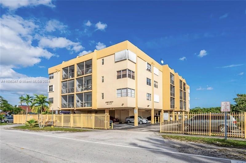 6831 W 14th Ct in Hialeah, FL - Foto de edificio