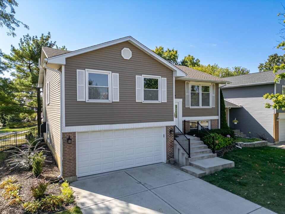 147 Majestic Dr in Lombard, IL - Building Photo