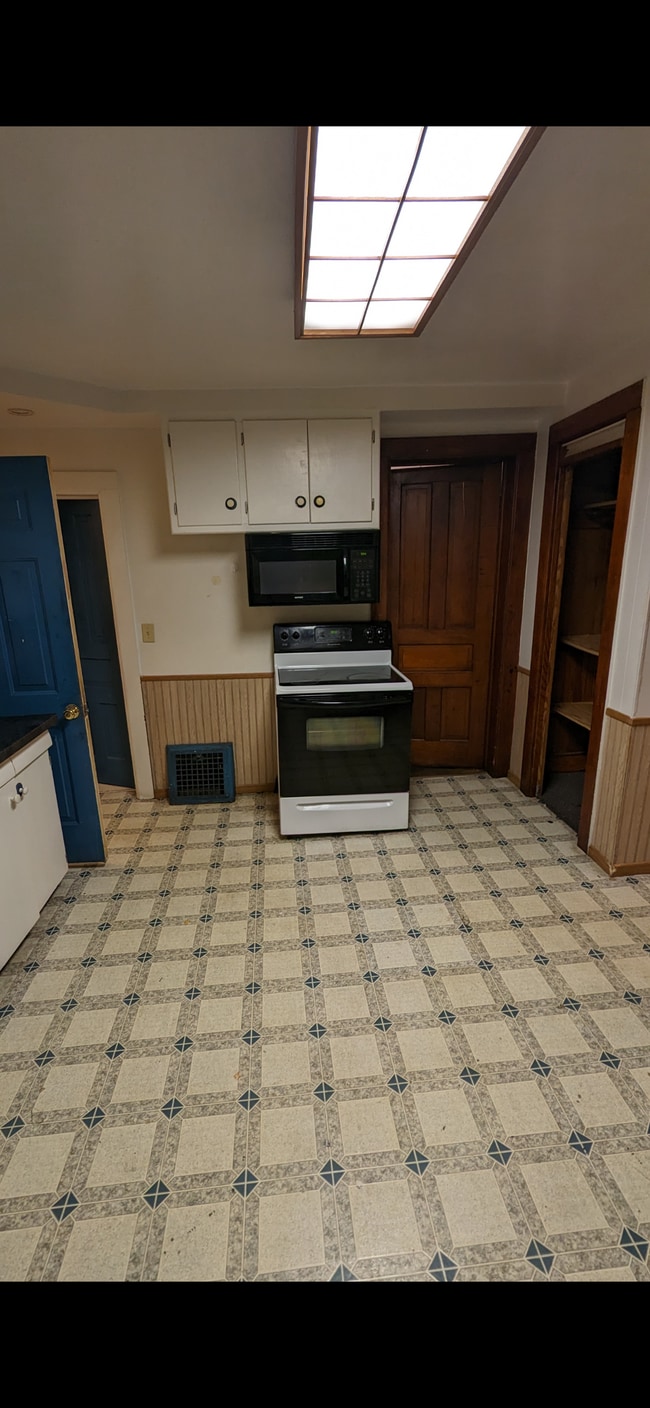 1037 25th St, Unit 3 Bed Apartment Lower in Two Rivers, WI - Building Photo - Building Photo