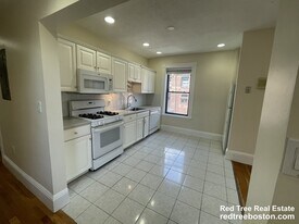 12 Dean Rd, Unit 3A in Brookline, MA - Building Photo