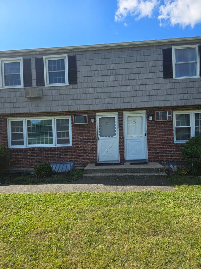 17 Old Farms Ln in New Milford, CT - Building Photo - Building Photo