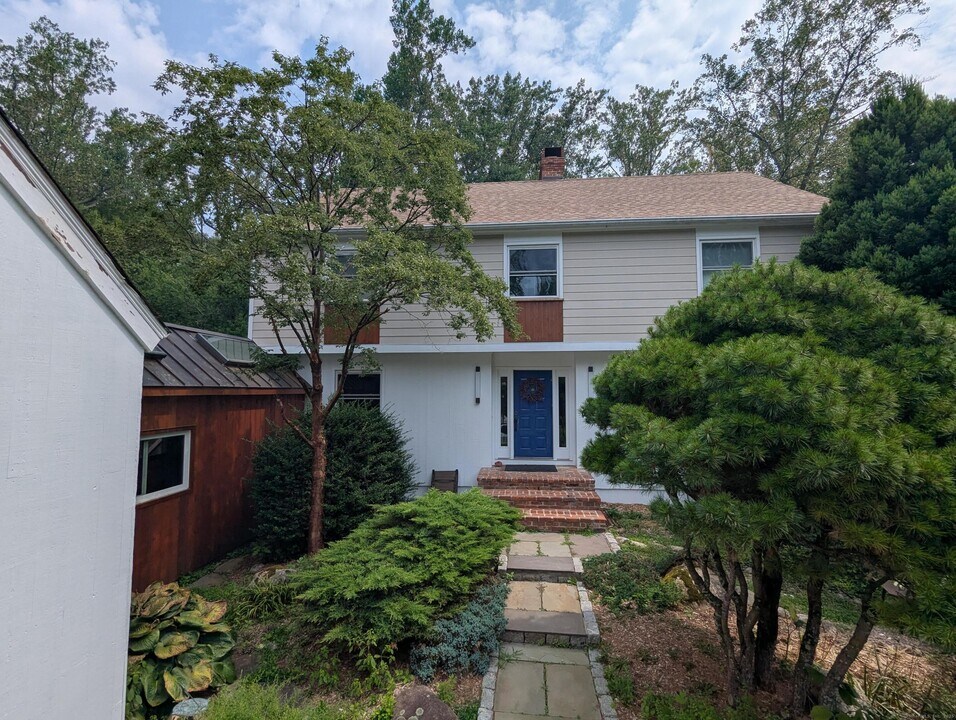 7 Joanne Ln in Weston, CT - Building Photo