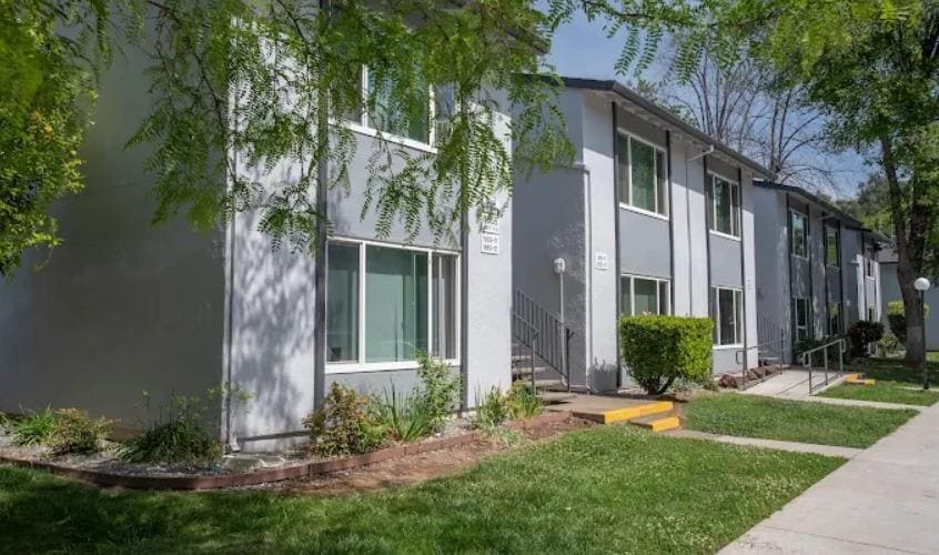 1895 Benton Dr in Redding, CA - Building Photo