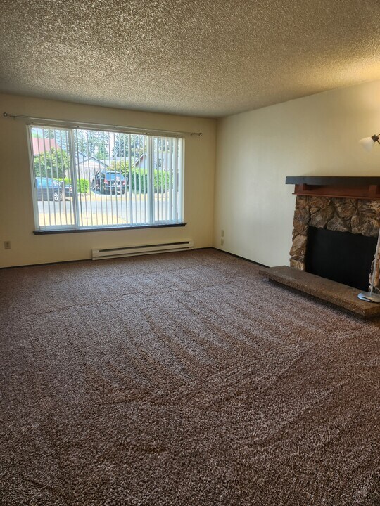 17010 15th Ave E in Spanaway, WA - Foto de edificio