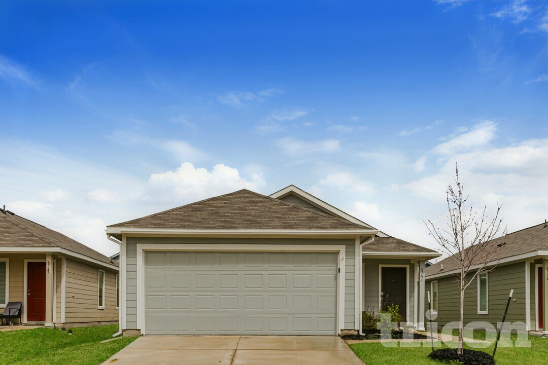 6751 Highlands St in Princeton, TX - Building Photo